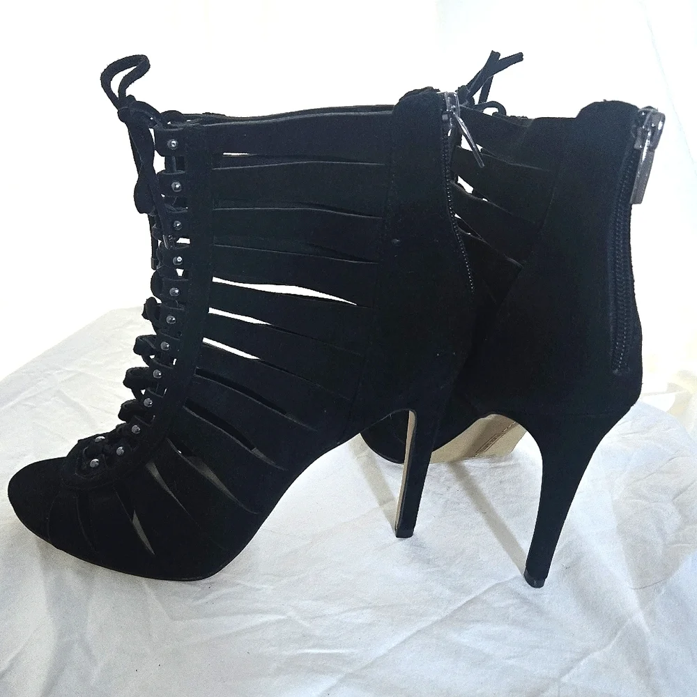 Gorgeous Vince Camuto Gladiator Heels NWOB ❤️